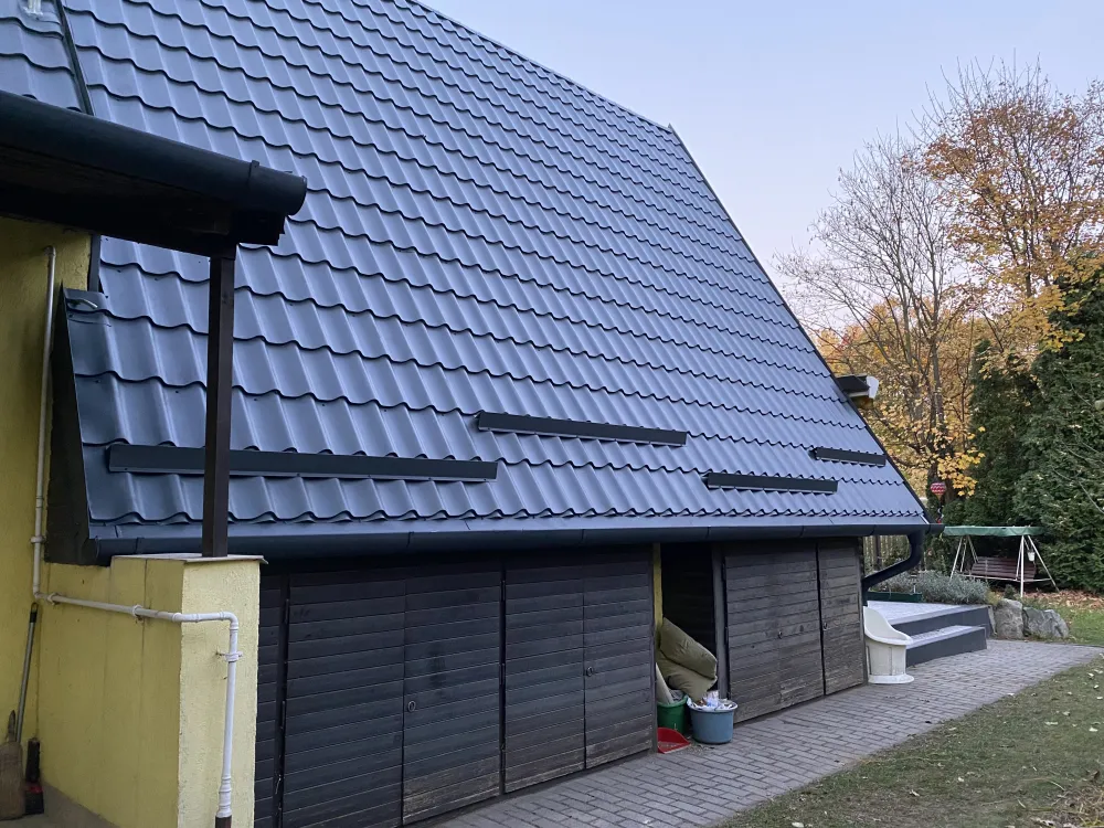 Felújított antracit tető hófogókkal