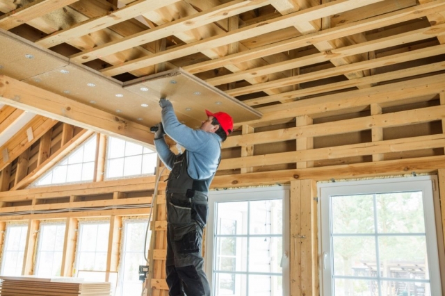 Öko faváz tetőtéri szigetelése.